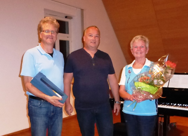 Uwe Lövesz bedankte sich für die langjährige Chorgemeinschaft bei Helge Mühlich und Harald Elser